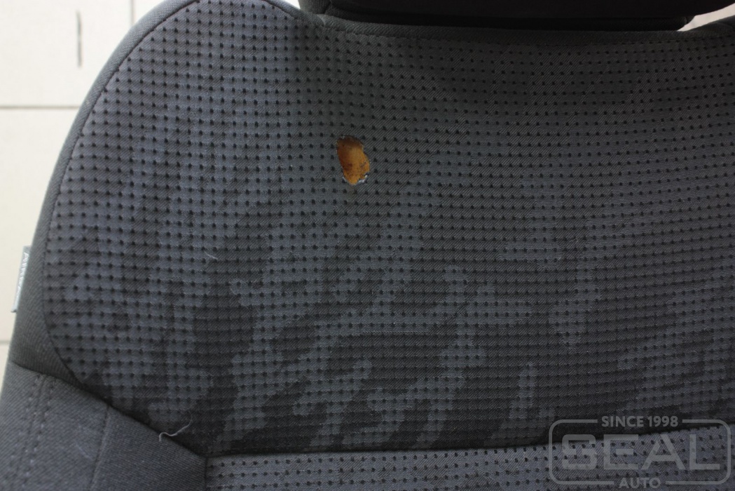 Ремонт прожженного сиденья. Заплатка тканевая для сиденья авто. Прожог ткани на сиденье. Ремонт прожженного сиденья. Прожег потолок.